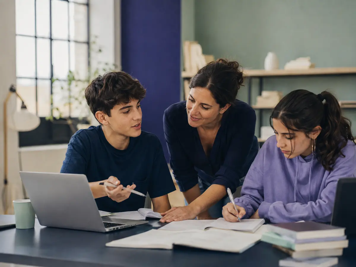 International students working together with a tutor